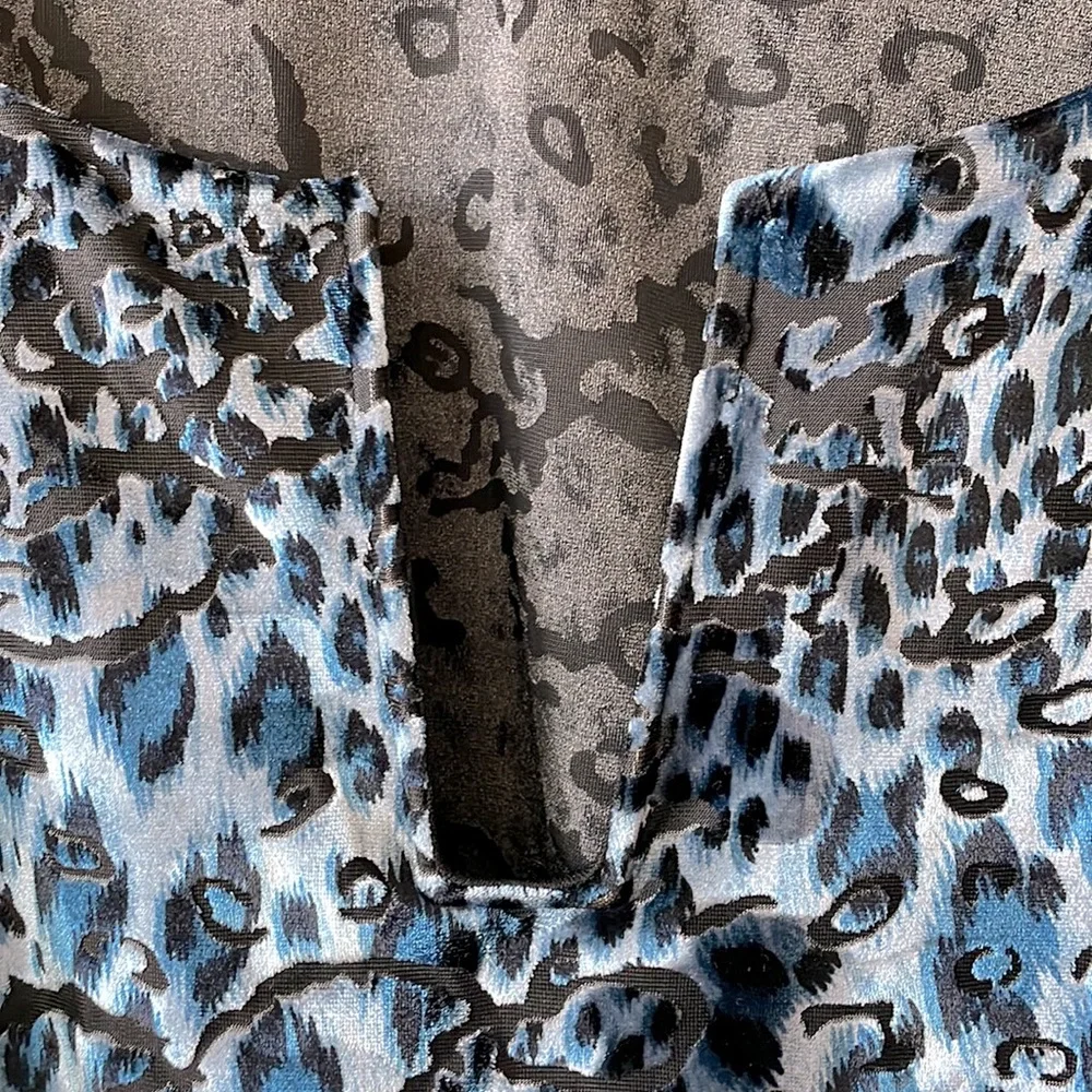 ๐ 7 for $15 ๐ wire crop top blue leopard - Picture 4 of 6